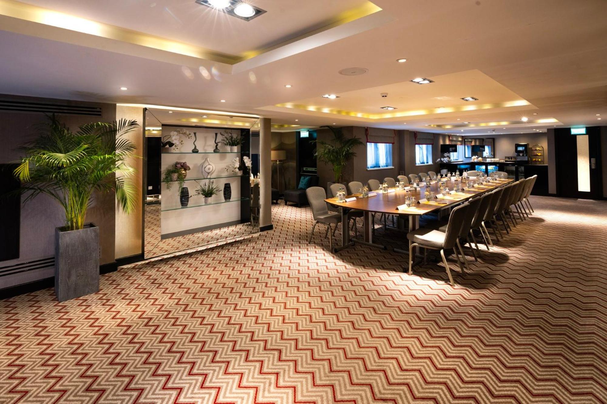Crowne Plaza Gerrards Cross By Ihg Hotel Бекънсфийлд Екстериор снимка