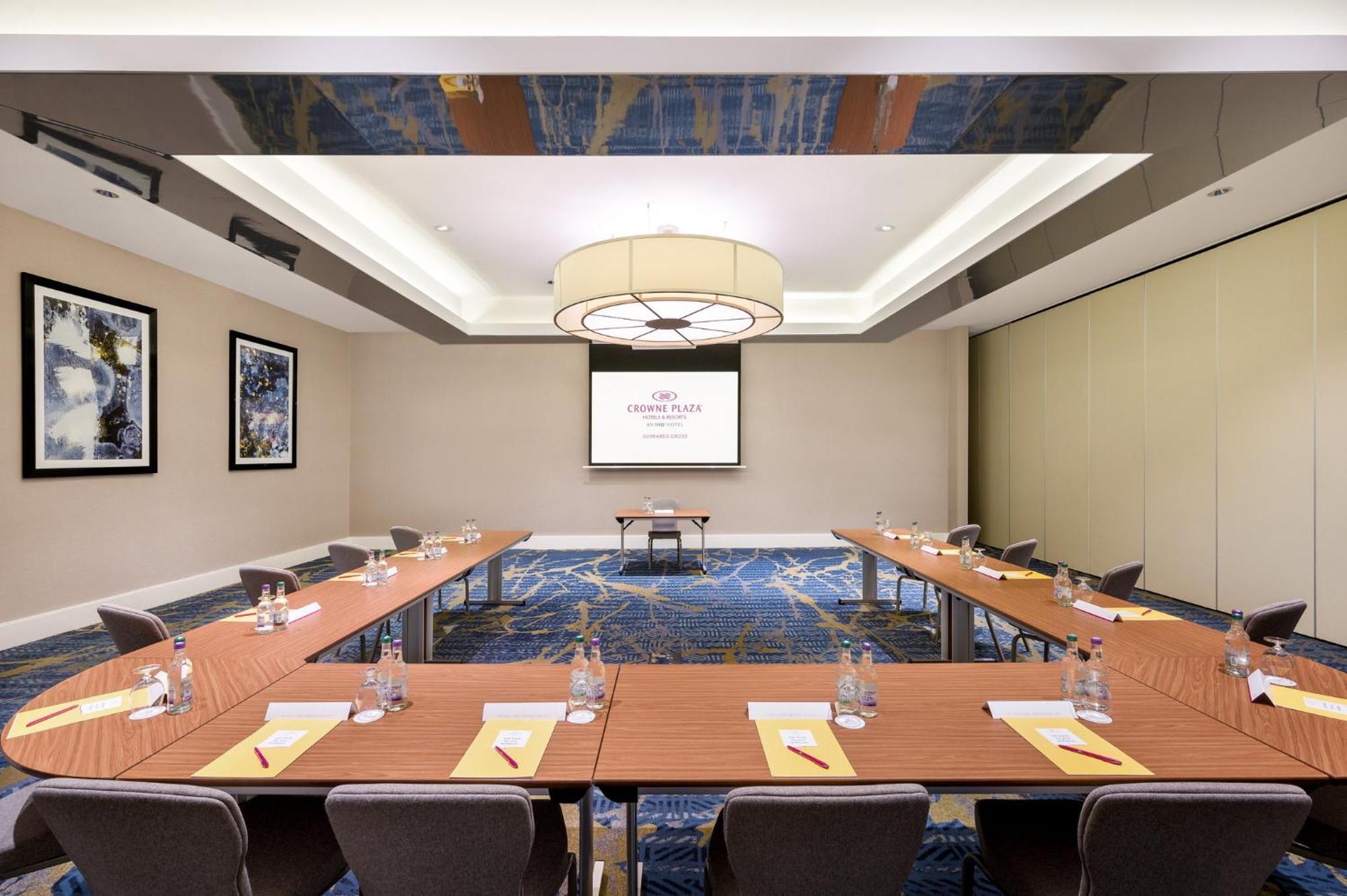 Crowne Plaza Gerrards Cross By Ihg Hotel Бекънсфийлд Екстериор снимка